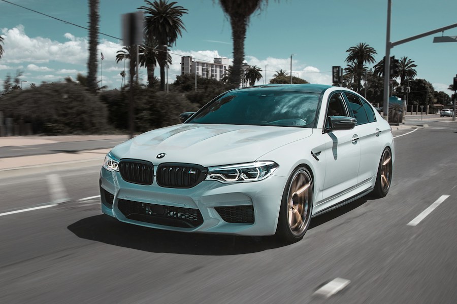 Une berline BMW photographiée en extérieur
