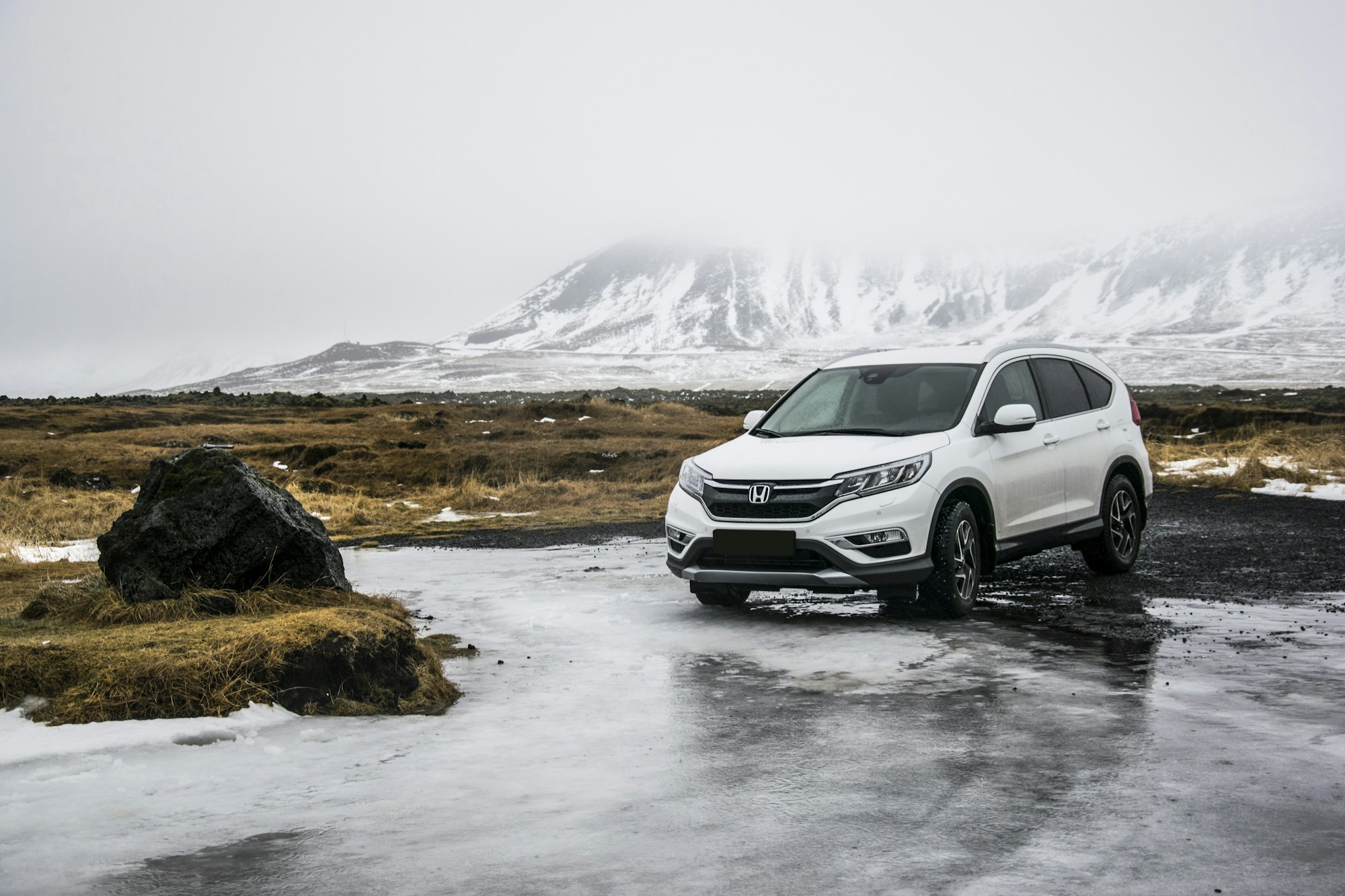 Honda CR-V blanc, au pied des montagnes
